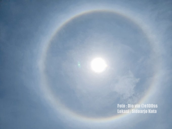 e100ss's tweet photo. #SSInfo Fenomena Halo terlihat di beberapa wilayah Surabaya, Sidoarjo, dan Gresik, Minggu (15/11) pagi. Fenomena Halo adalah fenomena optis berupa lingkaran cahaya di sekitar matahari dan atau bulan. (odp-pr) https://t.co/sUvBbS1gwy