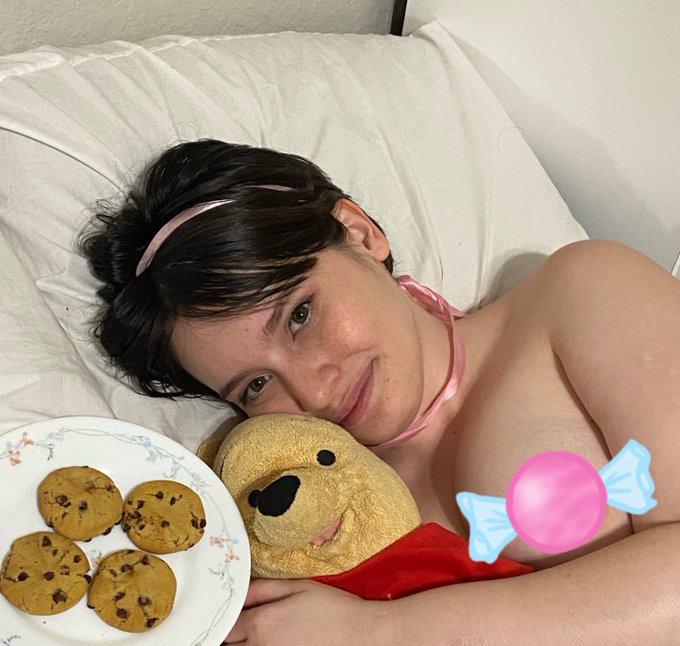 Good night from a very tired Bambi after her show! I had so much fun 💕 can&rsquo;t wait to cam again https://t