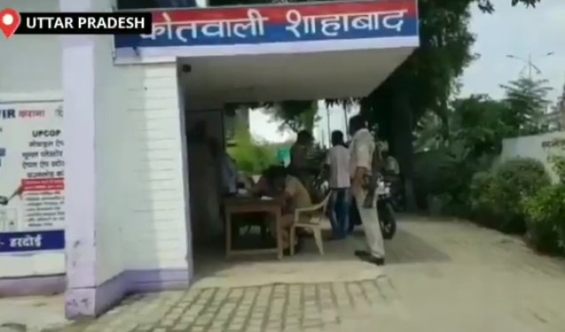 HRMF_India's tweet photo. हरदोई में महिलाओं के सुरक्षा का सवाल? #MissionShakti का बुरा हाल है
बलात्कार पीड़िता काफी हिम्मत जुटाकर अपनी शिकायत दर्ज कराने थाने पर गई
लेकिन प्रभारी निरीक्षक शाहाबाद आरोपियों को बचाने के लिए पीड़िता पर तहरीर बदलने का दबाव बनाया
मना करने पर पीड़िता को थाने भगा दिया,संज्ञान लें। https://t.co/FpuoAebuif