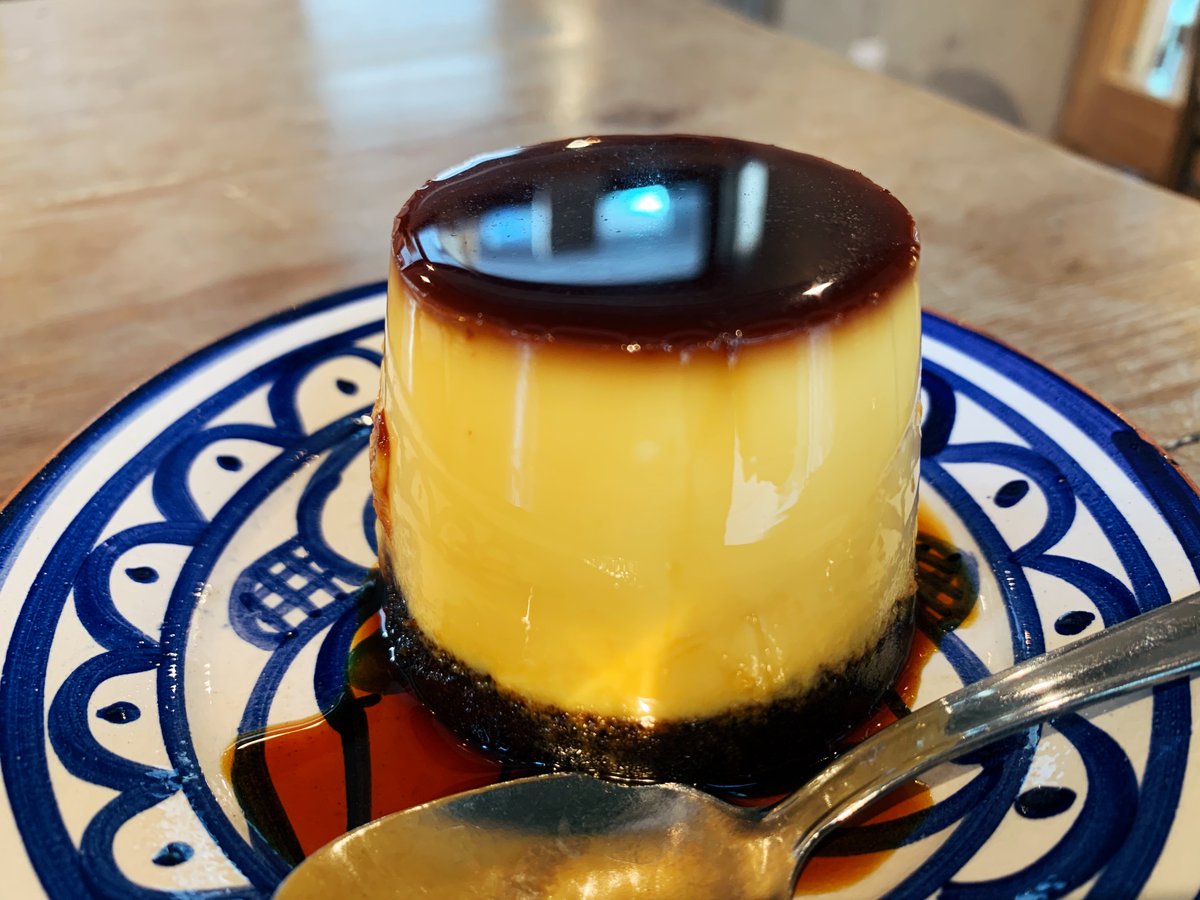 むにぐるめ 関東 サリュー 代々木駅から徒歩2分 底面にチョコスポンジを敷いた サリューのプリン を食べられるお店 固めカスタードプリンの下に チョコスポンジを敷き詰めた二層構造の贅沢プリン オシャレな店内で食べる美味しいプリンは格別