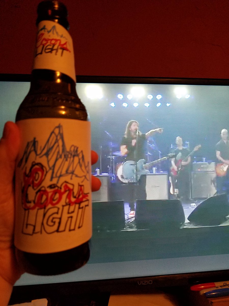 Tee_Bee's tweet photo. @foofighters I had a BLAST!! THANK YOU, and let's do it again soon, OK? 😁👍🤘🍻
#FFRoxy #CoorsLight https://t.co/oBfhQHAmb7