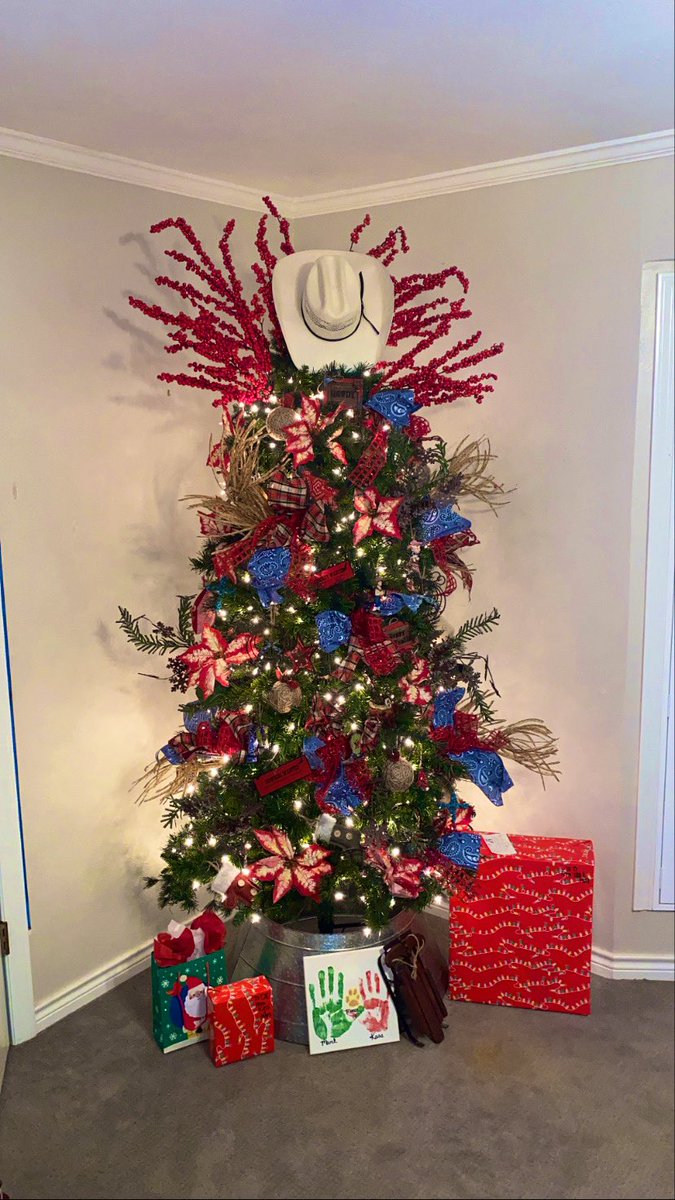 coolinwith_kb's tweet photo. Mark and I went ahead and put our gorgeous tree up 🎄 https://t.co/IIMa3zMhNW