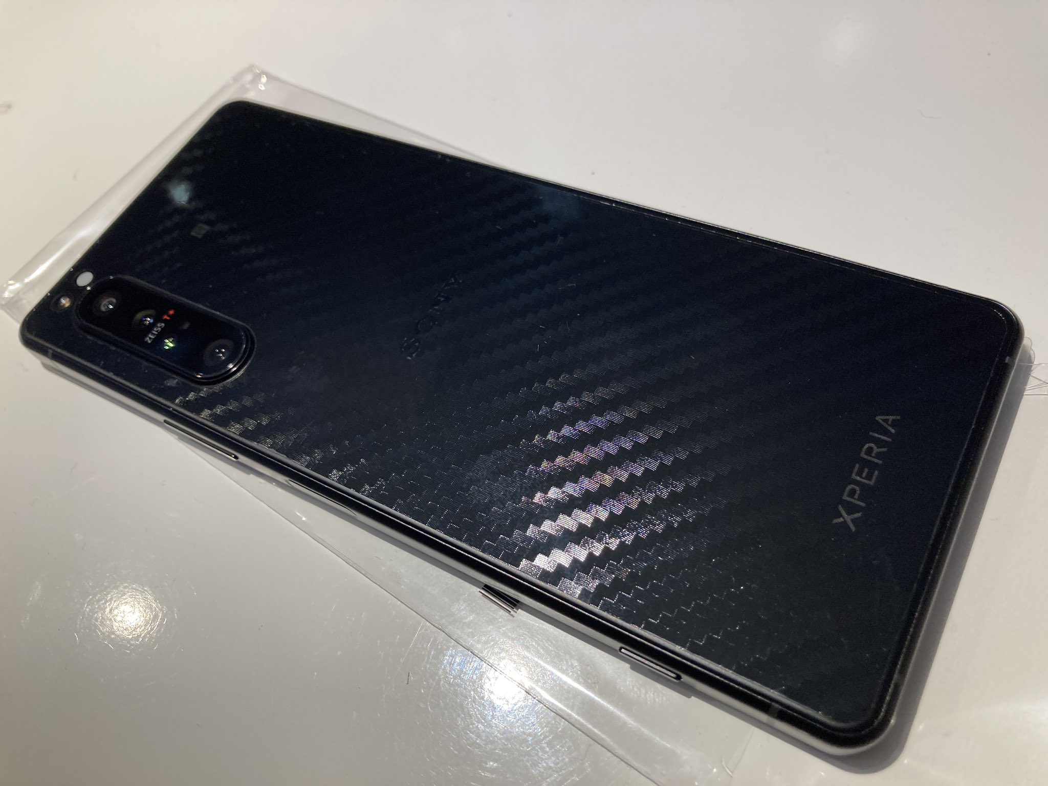 Uzivatel 電脳ぺんぎん Na Twitteru Xperia 1 Iiの背面に保護フィルムを貼りました カーボン調でいい感じです Sony Xperia 1 Ii 用 カーボン調 背面保護フィルム T Co 4ssmm8hqp9 T Co Kieuy4mb09 Twitter