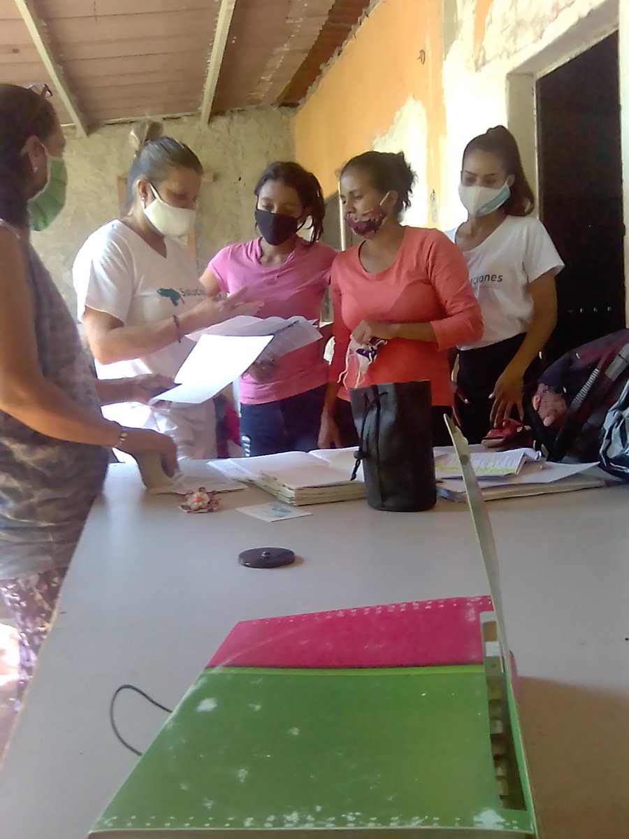 NancyMe71271863's tweet photo. Con nuestros testigos electorales en el Barrio El Turpial, km 41 carretera Los Teques-Tejerías, Edo. Miranda afinando detalles rumbo al 6D. #AquíEstáLaSolución https://t.co/AgbVbK0PGv