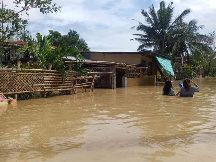 jnktheace's tweet photo. – PLEASE HELP AND RESCUE THEM IMMEDIATELY!!
— Thunderstorm Advisory sa Bulacan ngayon. Sinamahan pa ito ng posibilidad na maraming magopen ang tatlong dams. Paki-inform agad ang mga kamag-anak niyo sa Bulacan!
#PampangaNeedsHelpNOW
#BulacanNeedsHelpNOW
#RescuePH https://t.co/Gra9nDebjW