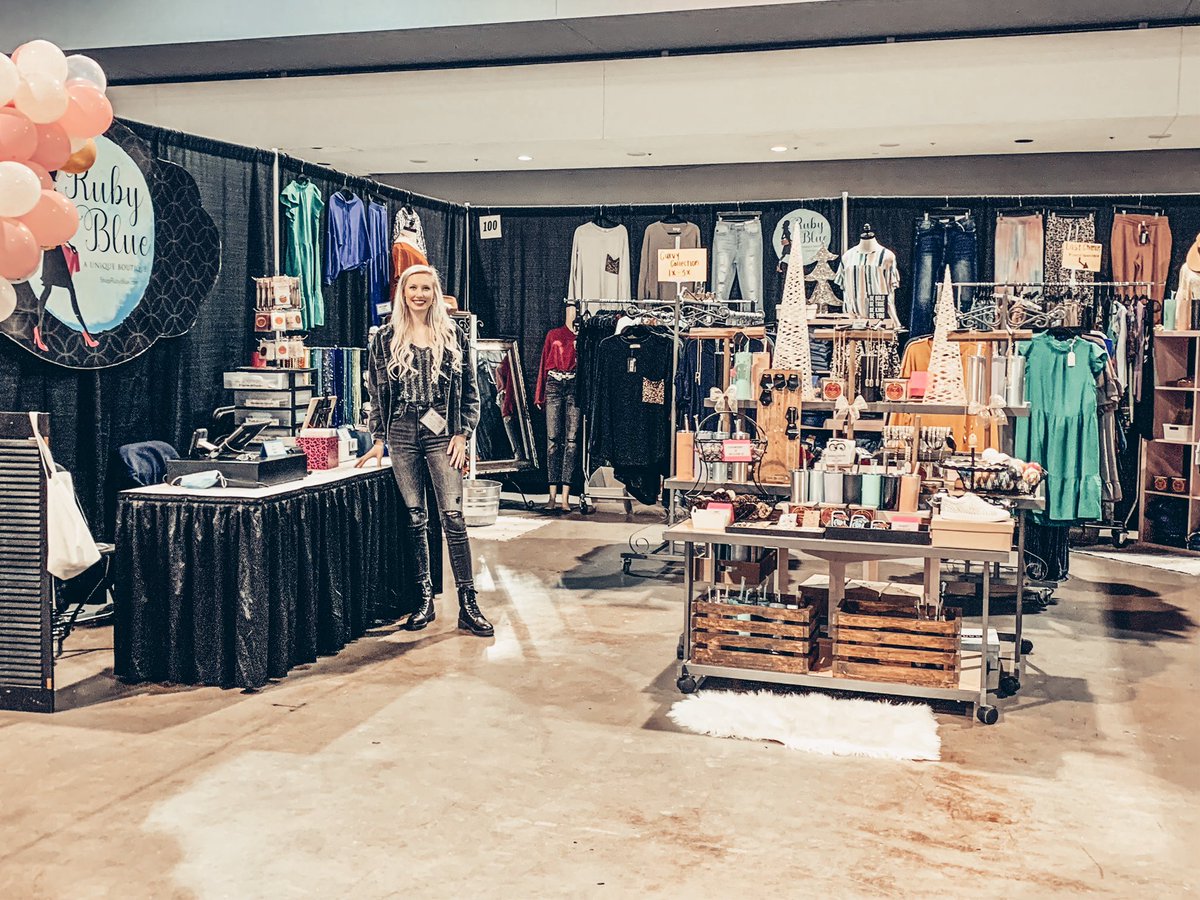 Randievans7's tweet photo. Christmas Jubilee 2020 has been AMAZING 🎄 if y’all are out there, come by booth 100 and see me!💗 https://t.co/LA2gdlWWPk