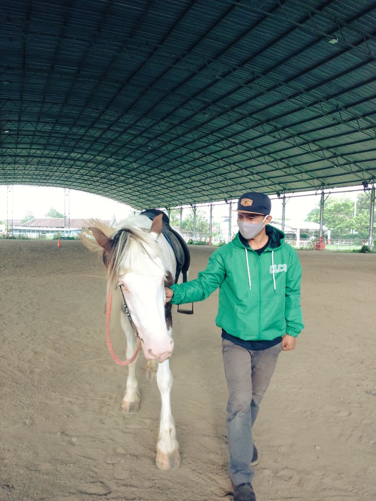 tjahtipis's tweet photo. Hari minggu di kandang kuda,siap njaran goyang😁😁
Kali ini coba pakai Labibah,kuda peranakan inggris,terimakasih coach Ustadz Hambali atas kesempatan dan kepercayaanya🙏 #temboro https://t.co/HbJAkMqog1