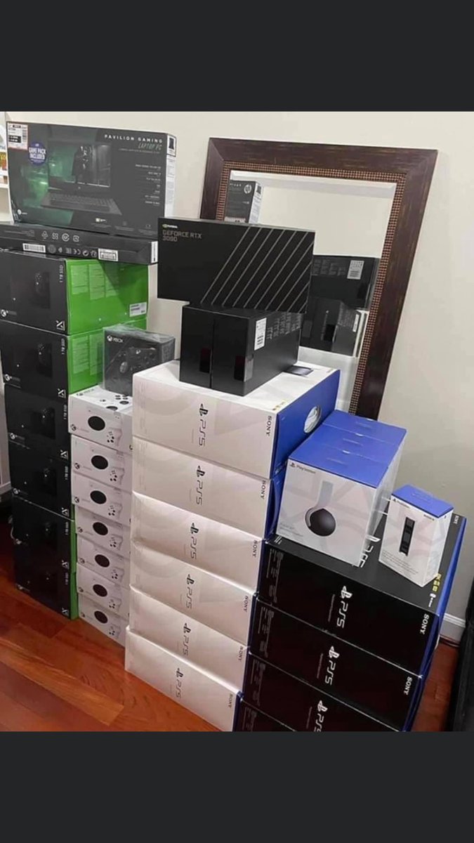 itsViviBaby's tweet photo. 🤪 Message me for prices 💰 
*US Deliveries only* 
Everything in the picture is for sale 
#PS5 #xbox #XboxSeriesX #PlayStation5 #XboxSeriesS #xboxforsale #systemsforsale #PlayStation #buybeforetheyaregone #PowerYourDreams #CashAppSaturday https://t.co/94RrrmAl51