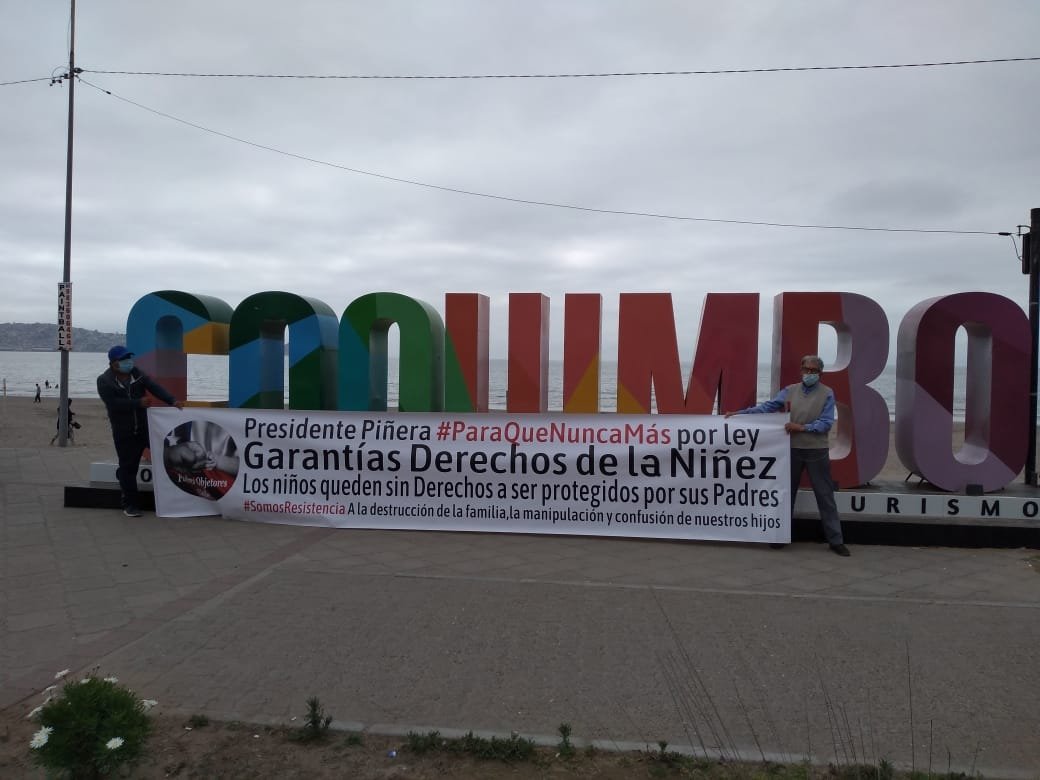 fedoraletelier's tweet photo. @rrojascarreno @cecyfreire2107 @Vengodevuelta16 @PordenoneBudoia @lucyanaah @nancysalas233 @EduardoMadari13 @ximerincon @conmishijosnocl @Dragoni22421519 @Jou_Kaiser @TatianaSAV @CarolinaHoltz3 @Carmen_E_muller @El_Pacificador3 @ObjetoresChile @ceciliamorel @sebastianpinera @ObjetoresChile a lo largo y ancho de Chile 🇨🇱
La Familia #SomosResistencia 
NOS OPONEMOS A QUE POR LEY ARREBATEN DERECHOS DE PADRES ❗️#FalsasGarantiasDeLaNiñez 
BastaYa de AgendaGlobalista en #Congreso 

En #Coquimo #LienzoViajero https://t.co/B2MRohC2jr