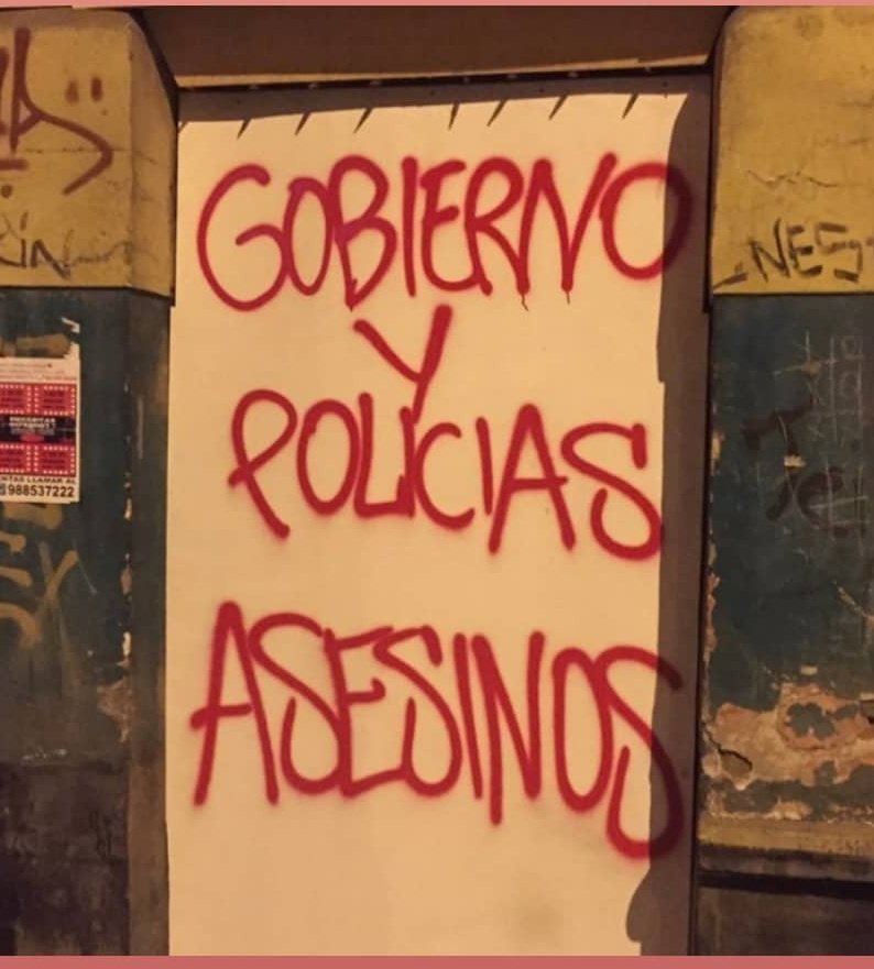 _iamninah_'s tweet photo. #lomataron asesinos de mierda, el peor error fue su llegada. Malditos, mientras ustedes están en sus casas todos tranquilos... LOS JÓVENES LUCHAN POR DEFENDER SUS DERECHOS.
#MerinoJamasSeraMiPresidente #PoliciasAsesinos #MerinoCTM #Peru #FueraMerino #PoliciasContraElPueblo https://t.co/MVqkq84VFX
