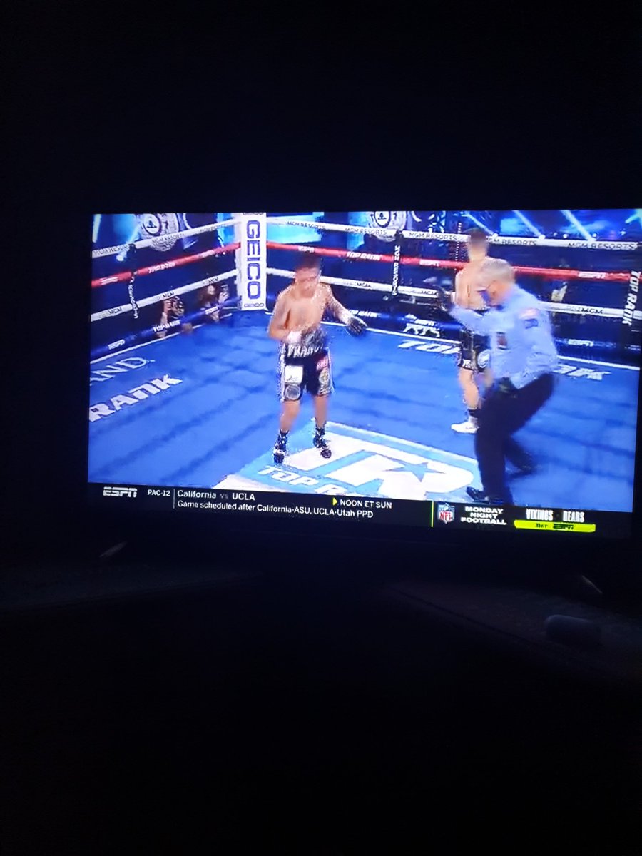 Adaban30's tweet photo. Waiting for the main event #CrawfordVsBrook 🥊 https://t.co/SoJKXHbT60