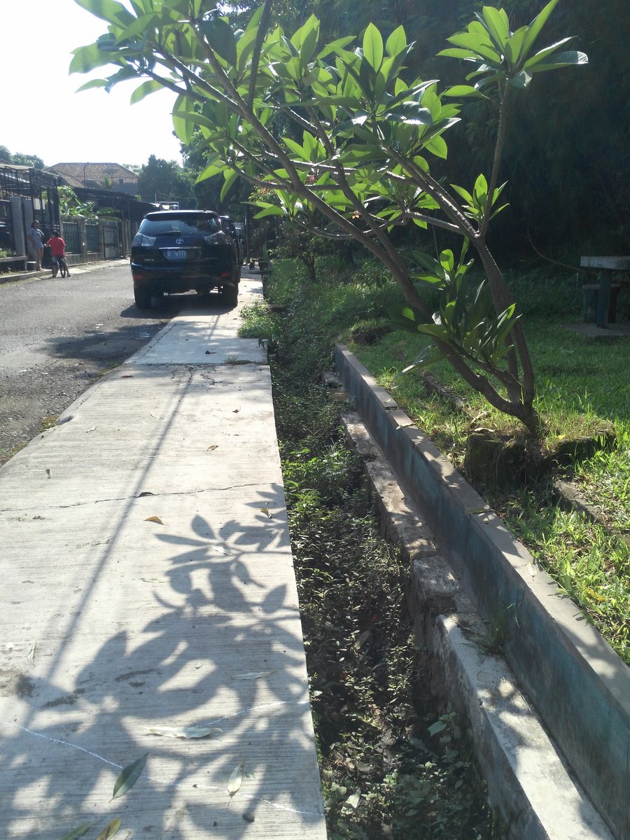 Kondisi saluran drainase Jl.Kangkung Kaler yang hanya berjarak +- 150 m dari <a href="/KELURAHAN_LINGK/">LINGKAR_SELATAN</a> ternyata luput dari pemeliharaan rutin gober kelurahan. Semoga mendapat perhatian cc <a href="/PRFMnews/">Radio PRFM</a> @HumasBdg