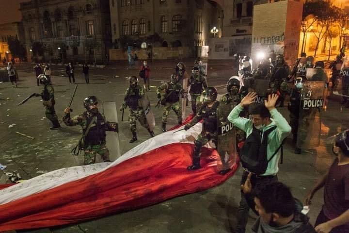 bIoodypop's tweet photo. en perú nos están matando por ejercer nuestros derechos, secuestran a los detenidos, hay apagones para jalarse a la gente, sin importar tu país por favor difunde, necesitamos que todos sepan lo que ocurre porque nuestros medios no lo harán 

#MerinoDictador #PoliciasAsesinos https://t.co/bRh8D9GFv2