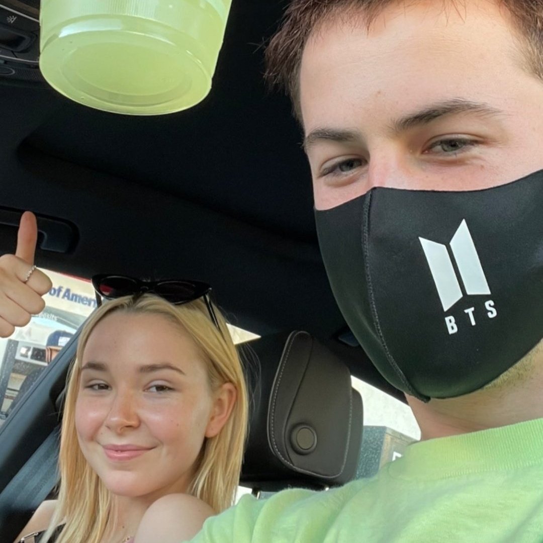 UniversBTS_'s tweet photo. [📷] Dylan Minnette, um ator americano do elenco de 'Reasons Why' postou esta foto usando uma máscara do BTS no Instagram!

Isso é tão aleatório kkkk 

🦊 | @bts_twt https://t.co/gpSnEAOSV9