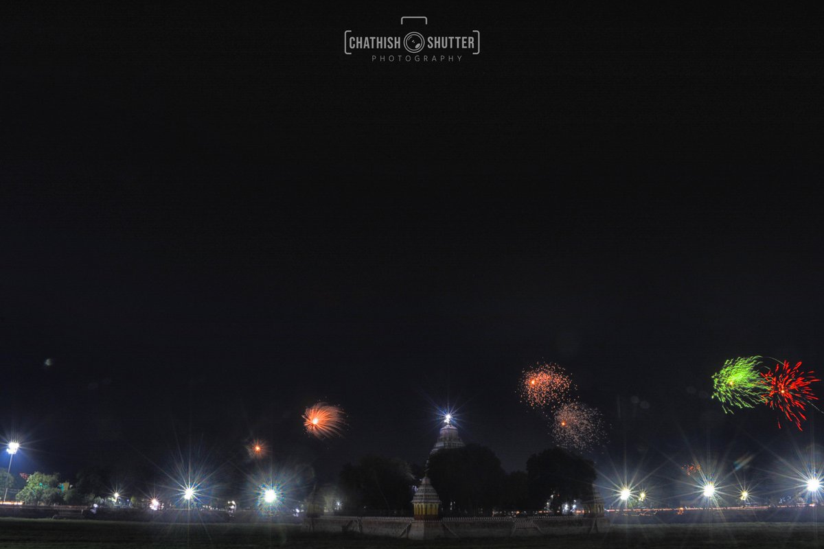 chathishsathiya's tweet photo. Diwali...
#theppakulam #chathishshutter #chathishwaran
#nikonphotography #madurai #Lighting #crakers https://t.co/tz1nPisrS8