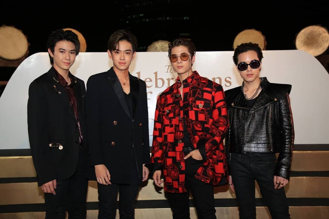 sivk_'s tweet image. เป็นวงที่ไม่เคยอ่านไลน์กลุ่มเลย จิง