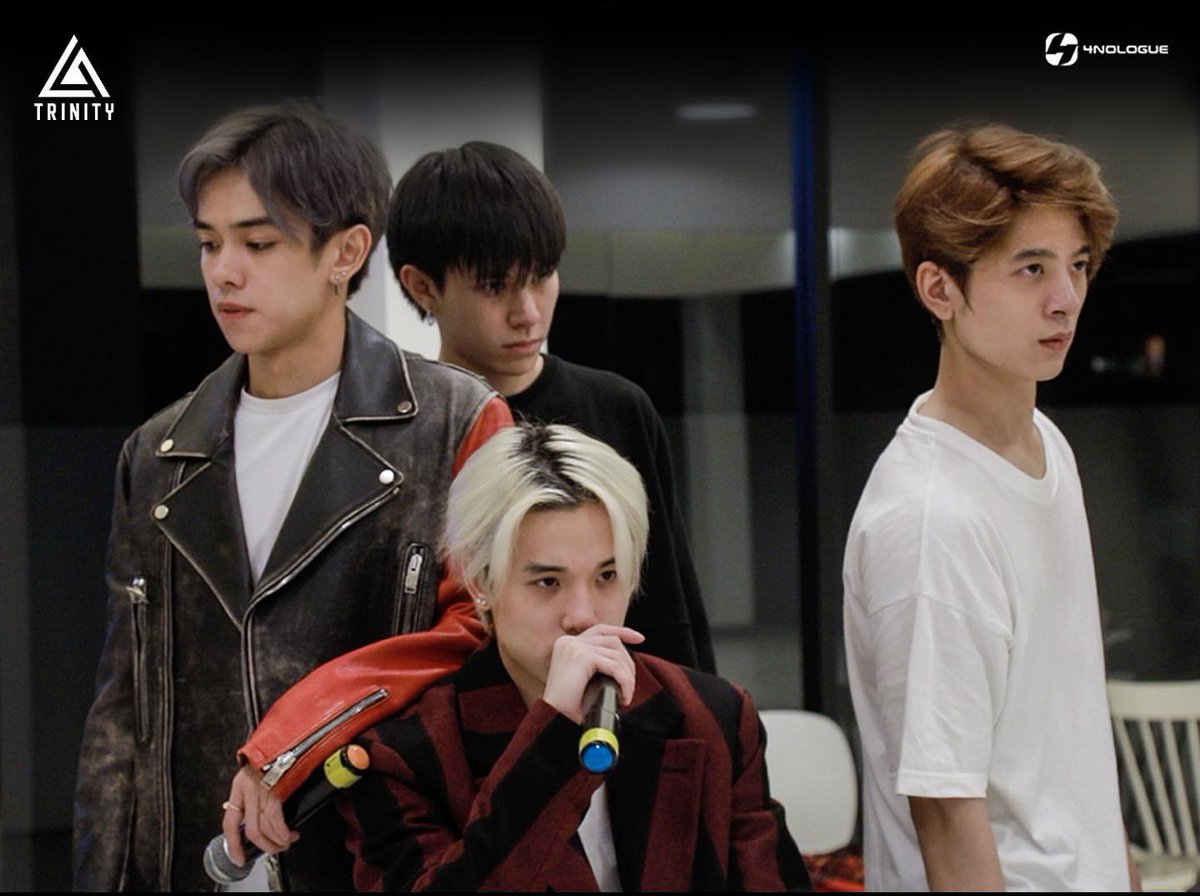 sivk_'s tweet image. เป็นวงที่ไม่เคยอ่านไลน์กลุ่มเลย จิง