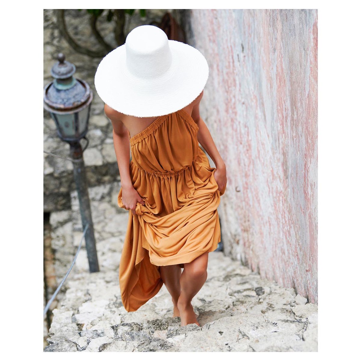 HatmakerAus's tweet photo. New Design .. Cottesloe is an over sized ladies sun hat made from a double layer of straw, offering excellent sun protection. 

A wonderful travel hat that can be worn with the brim turned up for glamour or flipped down for total privacy https://t.co/3Pvvyw0viX https://t.co/v8B1Gwwosm
