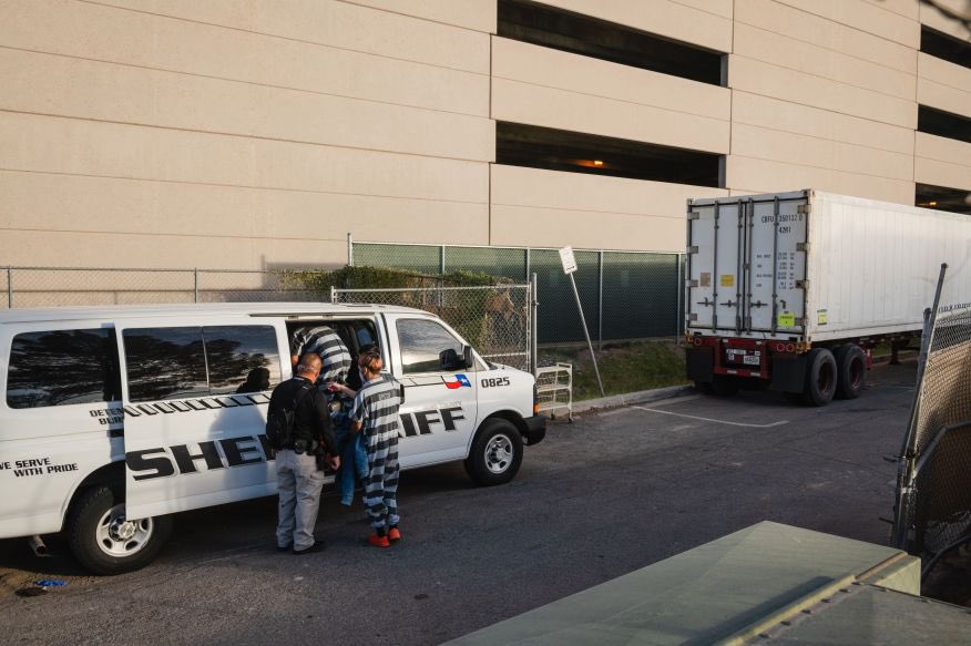 3) More photos of inmates loading the  #COVID19 deceased under supervision of sheriffs. These inmates were only supposed to work weekdays, but now needed to work weekends as well.