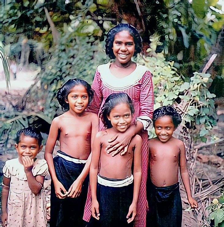 NaajihDidi's tweet photo. #DhivehiArchives
1958 ގައި އައްޑުއަތޮޅުގެ ރަށެއްގެ ކުދިބައެއް. އެދުވަސްވަރު އަންހެނުންގެ އާއްްމު ހެދުމަކީ ދިވެހި ލިބާސް. ބޮޑެތި އަންހެންކުދިންގެ ހެދުމަކީ ވެސް އެއީ. ދިގު ހެދުންވެސް ލައިއުޅުނު. ކުޑަ އަންހެންކުދިން ތިބެނީ ކަނޑިކި އަންދަވާފައި މަތިން އެއްޗެއް ނުލައްވައި.
📷 PPRuNe https://t.co/Eoa0Sidynt