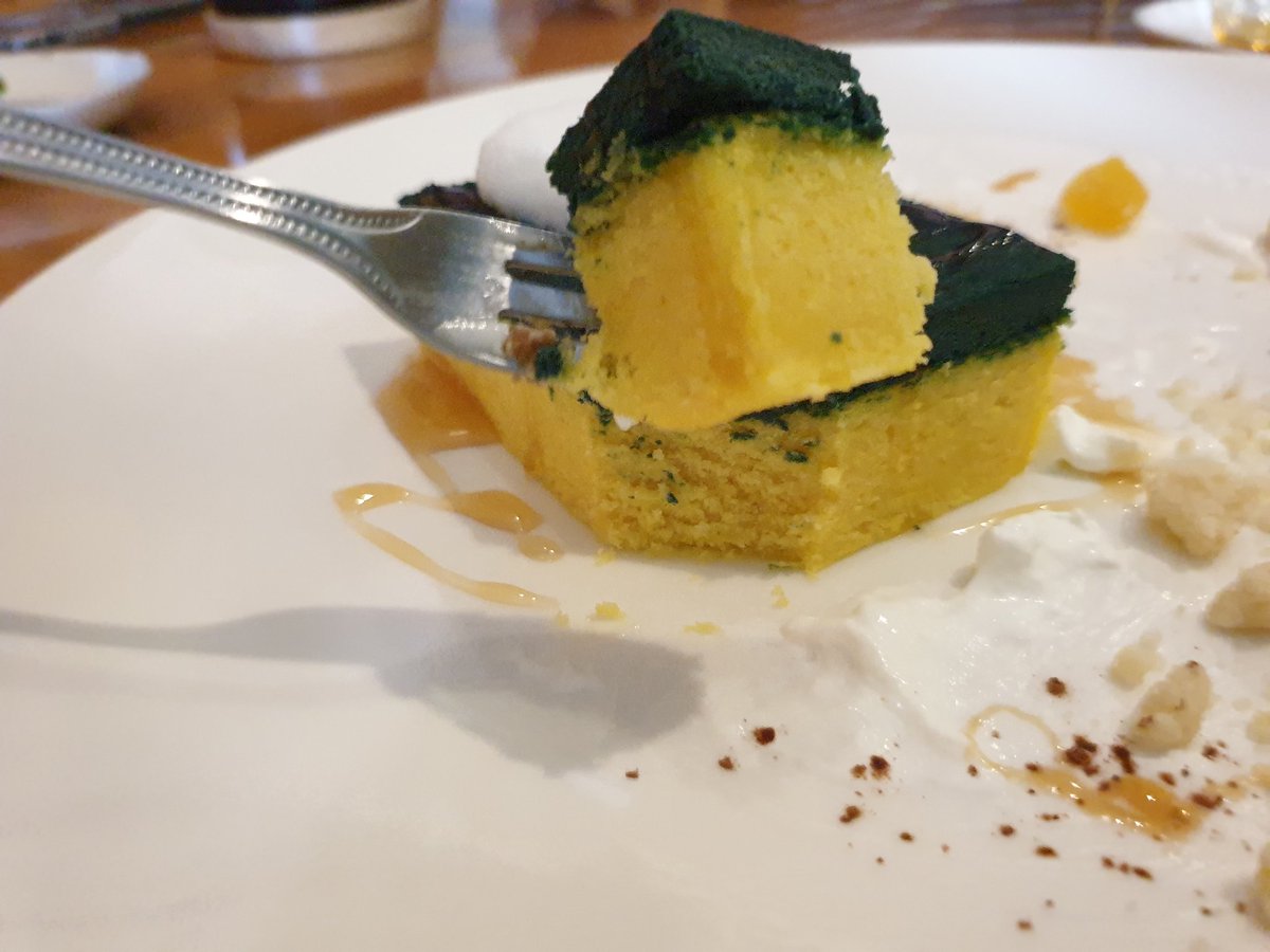 piyarak_s's tweet photo. ใดๆ ล้วนเป็นเค้ก เค้กฟองน้ำล้างจานร้าน  Into the Woods เชียงใหม่ ก็อร่อยอยู่นะ เนื้อแน่นๆ โรยน้ำผึ้งกับฟองนม เหมือนเป๊ะ 😆 https://t.co/tcwKXcXIjf