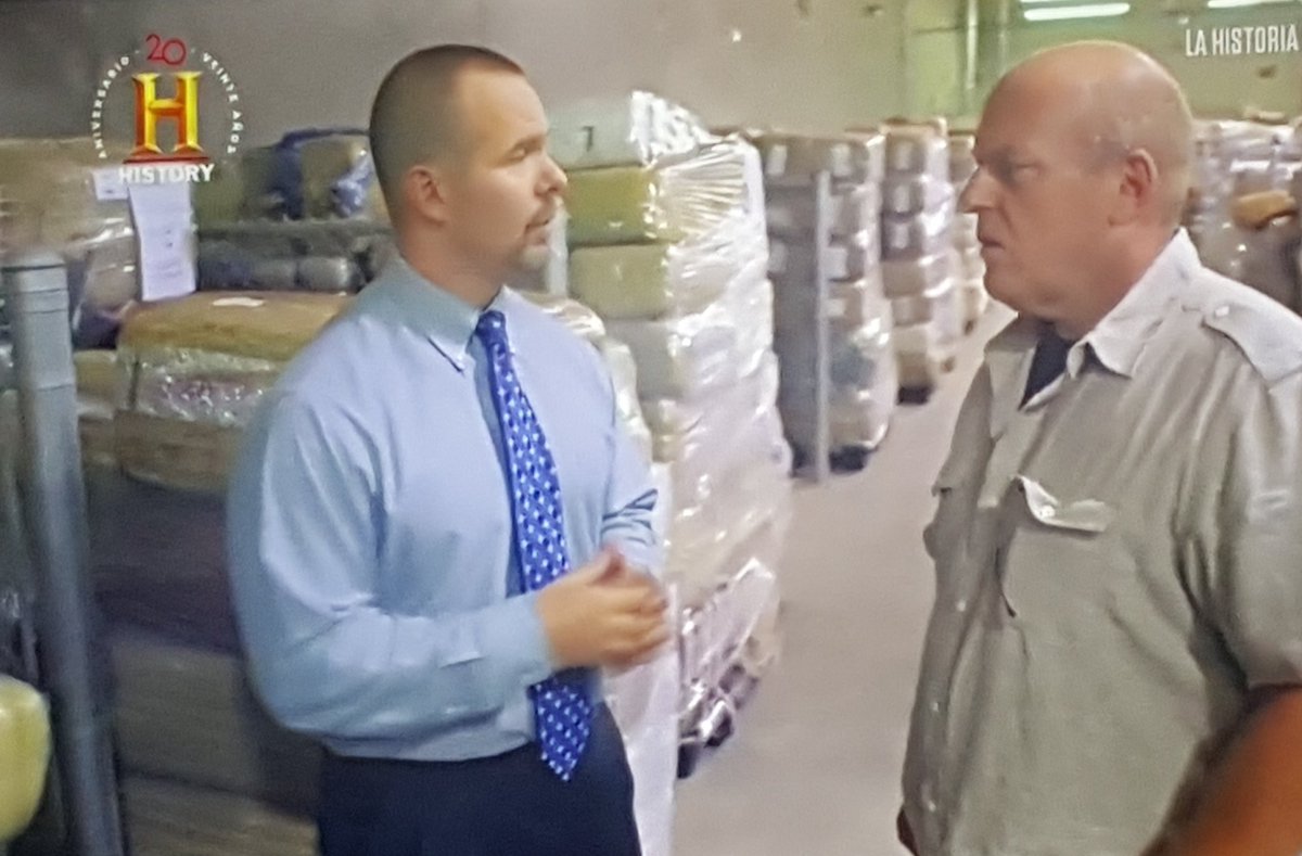 Que chido que <a href="/HISTORY/">HISTORY</a> pone como conductor y referente antidrogas, al "oficial Hank Schrader", en su nuevo programa "La historia de la droga"