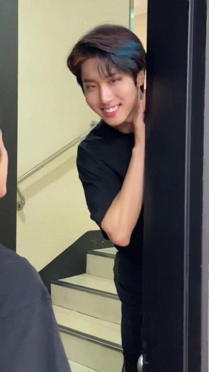 — han jisung being a living meme; a needed thread  #StrayKids  #skz