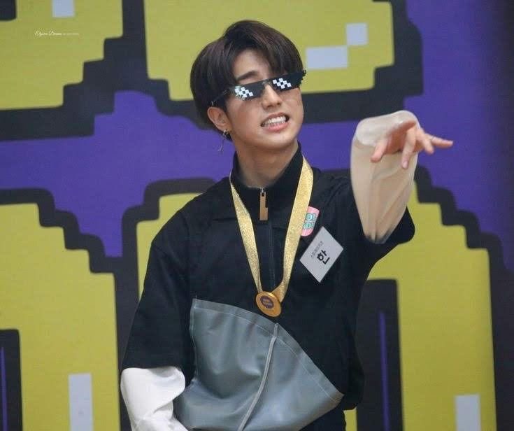 — han jisung being a living meme; a needed thread  #StrayKids  #skz