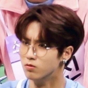 — han jisung being a living meme; a needed thread  #StrayKids  #skz
