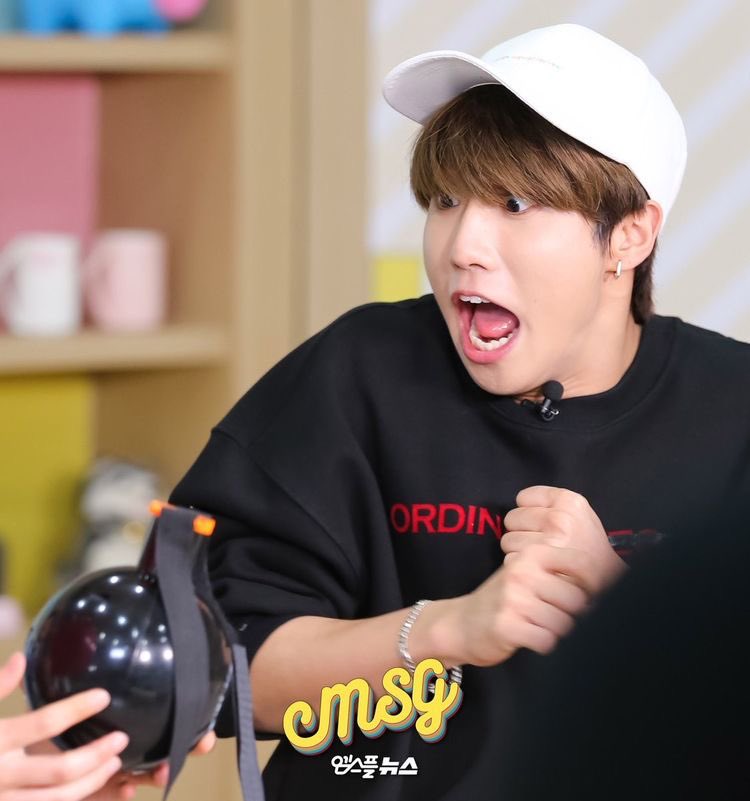 — han jisung being a living meme; a needed thread  #StrayKids  #skz