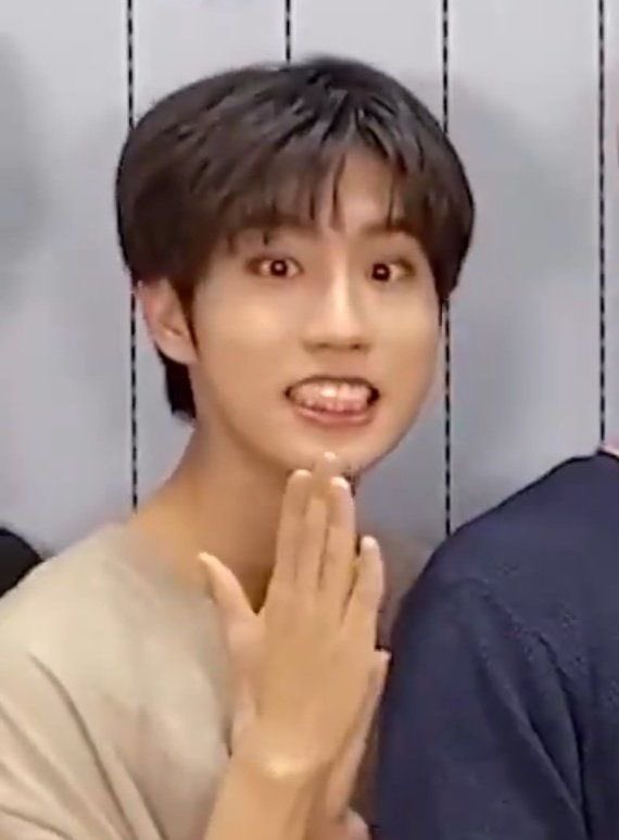 — han jisung being a living meme; a needed thread  #StrayKids  #skz