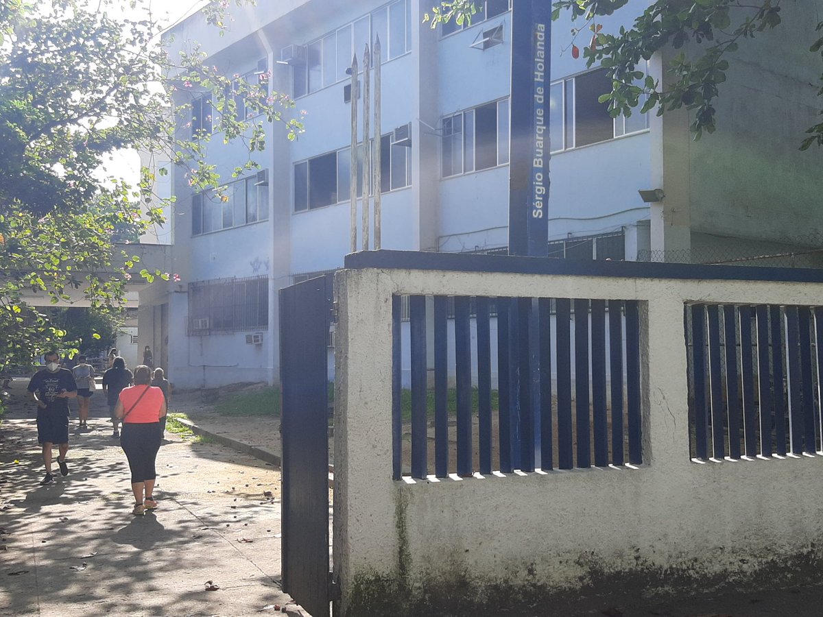 Rep_dansilveira's tweet photo. Movimento é tranquilo na Escola Municipal Sérgio Buarque de Holanda, na Barra da Tijuca, Zona Oeste do Rio. Aqui vota o prefeito Marcelo Crivella (Republicanos), candidato à reeleição. #G1Rio https://t.co/KceFTDqJLF