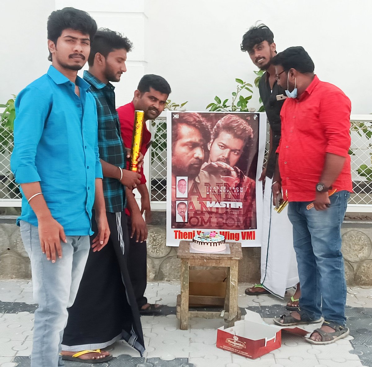 Yokesh4020's tweet photo. சற்று முன் #தேனி மாவட்டம் போடி #ஆரா திரையரங்கில் தளபதியாரின் #Master_Teaser திரையிடப்பட்டது...
மாஸ்டர் கொண்டாட்டம்💥💯
#Master @actorvijay #TheniYouthWingVMI https://t.co/oy20EfM2vU