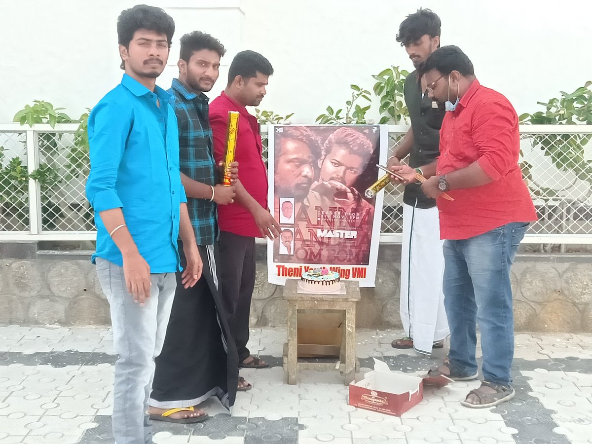 Yokesh4020's tweet photo. சற்று முன் #தேனி மாவட்டம் போடி #ஆரா திரையரங்கில் தளபதியாரின் #Master_Teaser திரையிடப்பட்டது...
மாஸ்டர் கொண்டாட்டம்💥💯
#Master @actorvijay #TheniYouthWingVMI https://t.co/oy20EfM2vU