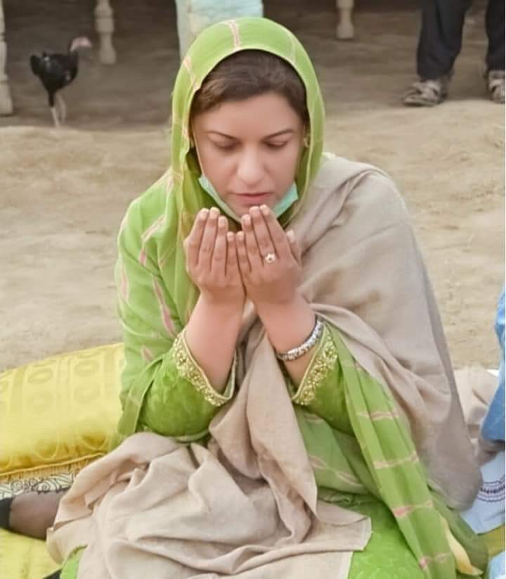 HullioSikandar's tweet photo. Breaking the taboo, PPP MNA @ShahNafisa is seen offering condolence with aggrieved families of her constituency in #Khairpur.
In our conservative society, offering condolences at #Autaq is otherwise exclusive for #men whereas #women share only indoor space.
More power to her! https://t.co/Um1XyF25N4