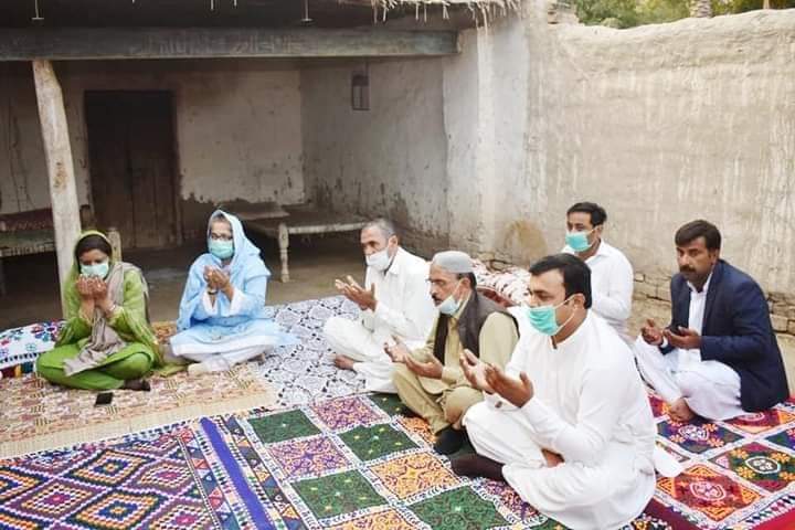HullioSikandar's tweet photo. Breaking the taboo, PPP MNA @ShahNafisa is seen offering condolence with aggrieved families of her constituency in #Khairpur.
In our conservative society, offering condolences at #Autaq is otherwise exclusive for #men whereas #women share only indoor space.
More power to her! https://t.co/Um1XyF25N4