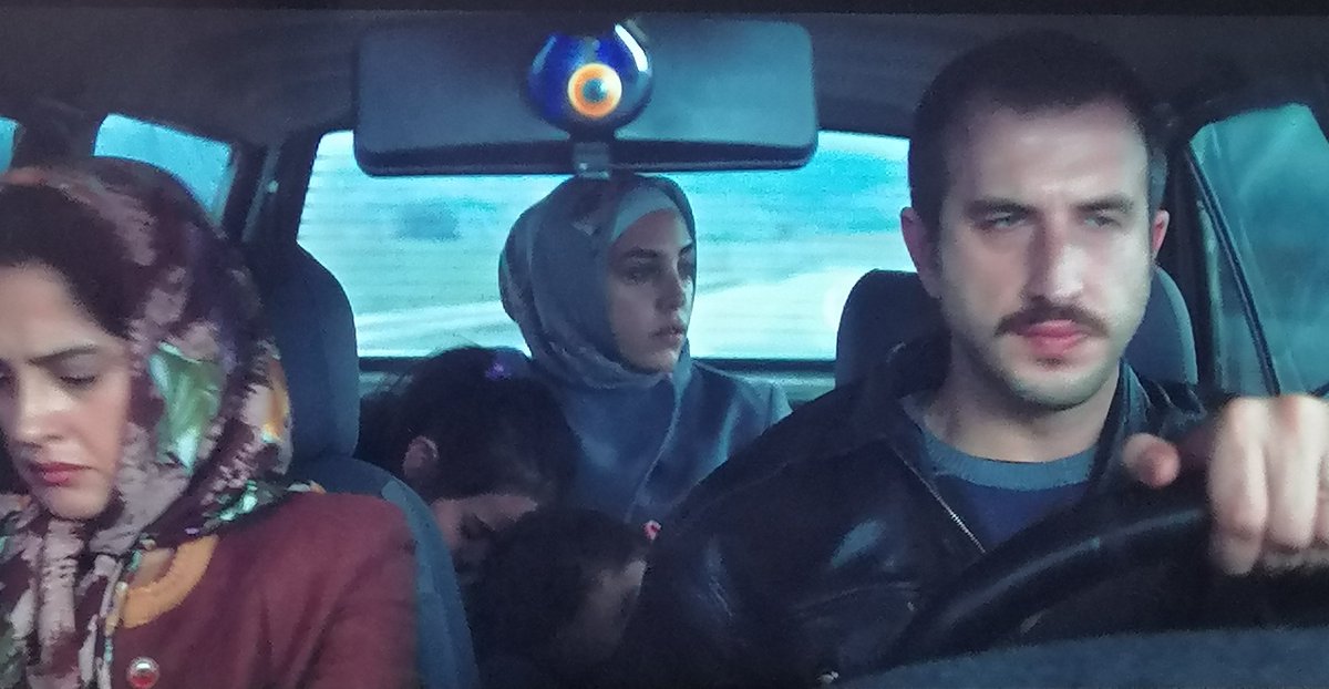 Nazar boncuğu... Bu detayın içinden çıkamıyorum çünkü pamukta fasulye gibi yetiştirilen, pasif agresif, yarı burslu öğrenci, her şeyin uzmanı sipsikko gencim.