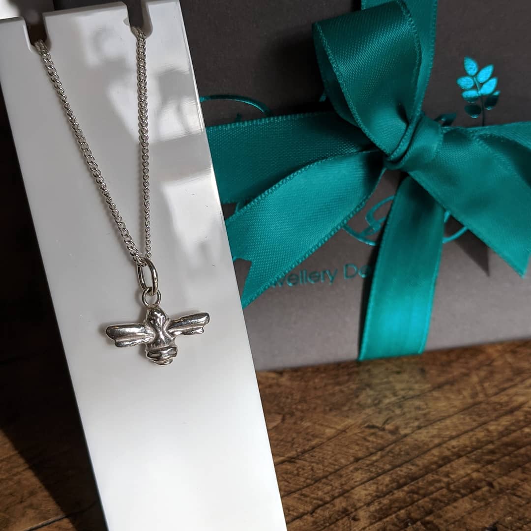 R_JEWELLERY's tweet photo. Bumble bee pendant 🐝 this item is available online now as a pendant or charm. Such a sweet gift for Christmas. 🎁🎄
#handmadeinsalisbury #wiltshiretogether #shopsalisbury #beependant #bumblebee #silverbee #handmadechristmas @salisburyindies https://t.co/XqaSYolyeF