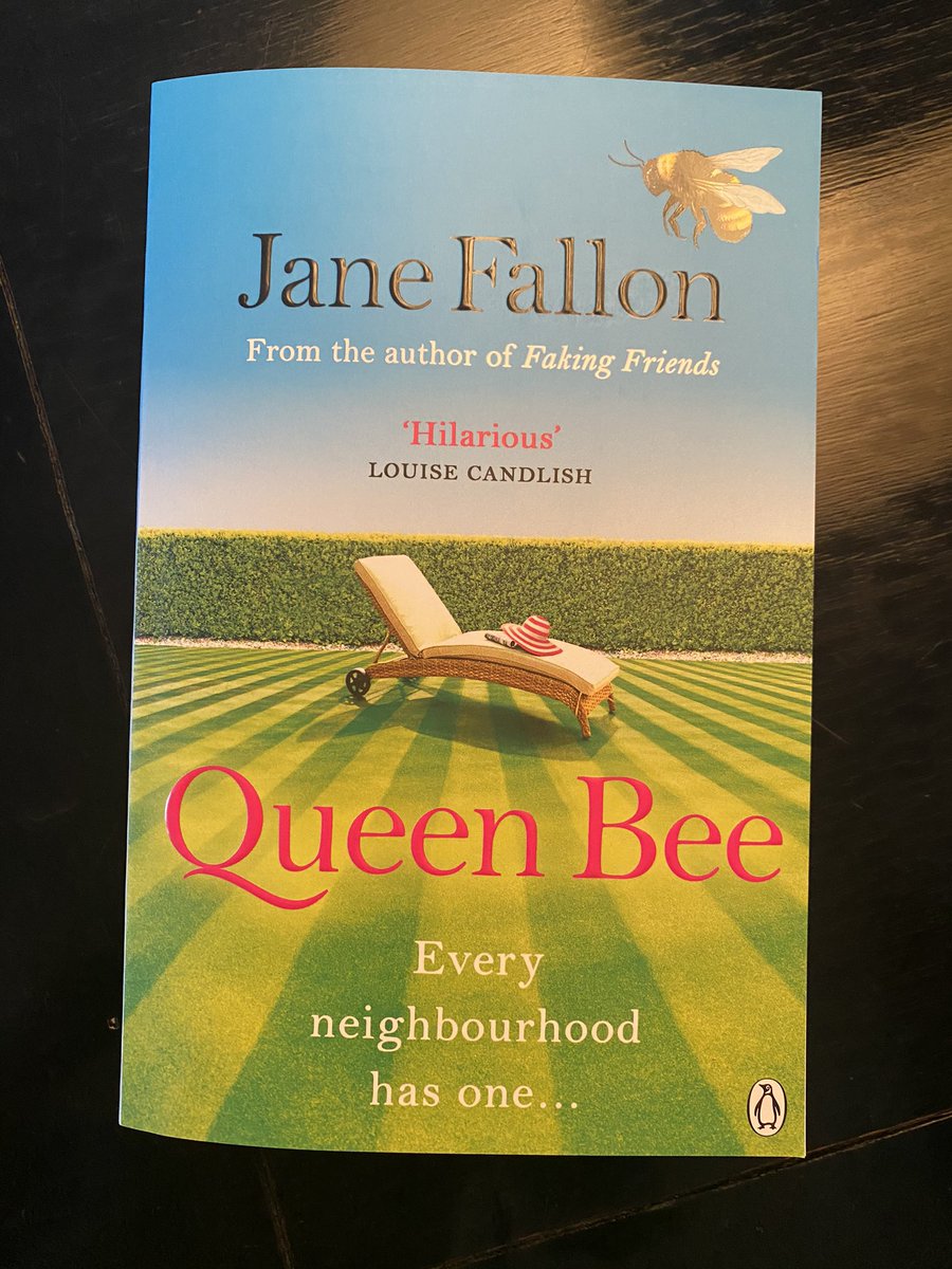 JaneFallon's tweet photo. Bonus Day 13: signed copy of Queen Bee. RT this tweet with the hashtag #JanesJulabokaflodGiveaway to be in with a chance to win. Random draw Dec 13 #TwelveBooksOfChristmas #PlusOne https://t.co/0DhLITbiVA
