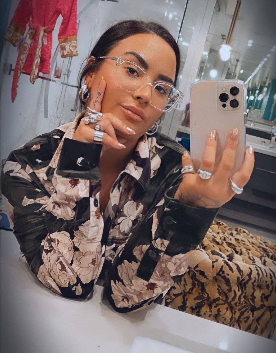 isparklelovato's tweet photo. there’s just something about her in those glasses 🔥 https://t.co/rtmuQOqSXv