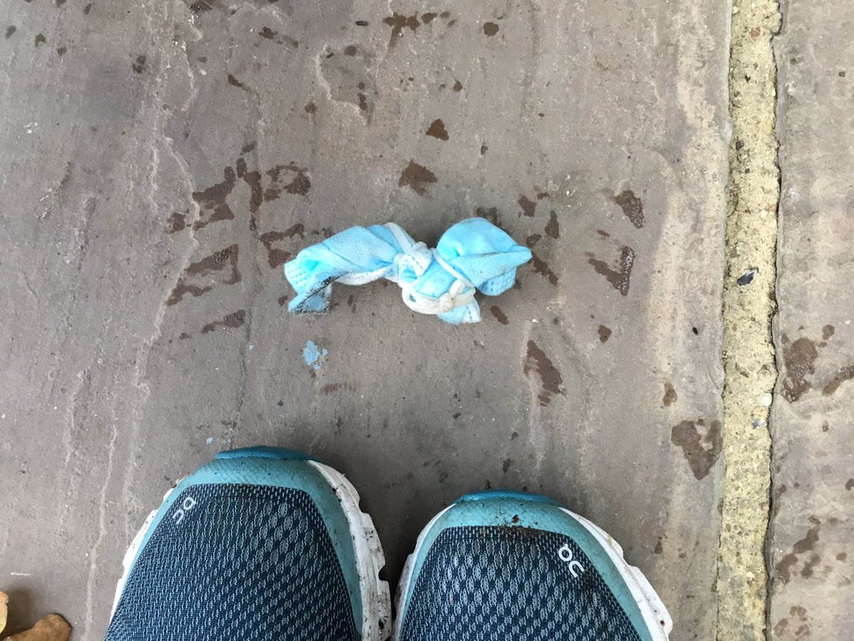 Fi_BGB's tweet photo. Rolling stuff up really small does not magically make it ‘not litter’ 🙄 #plogging #ecorunning https://t.co/ghygZdvEBf