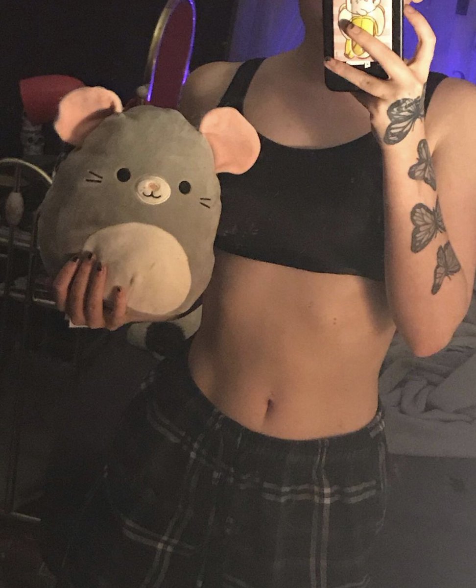 devilishlilbby's tweet photo. gn from me and my lil buddy 🥰 https://t.co/AQyQYKbxJ7