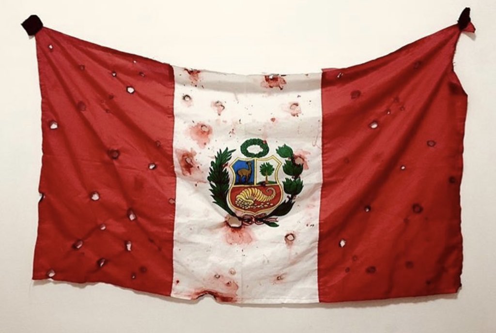 AlertaNews24's tweet photo. 🇵🇪 CRISIS EN PERÚ 🇵🇪

- Peor día de protestas en 20 años.
- Dos muertos, +70 heridos.
- 13 ministros renuncian.
- Policías emboscan manifestantes frente al Congreso.
- Congreso amenaza destituir a Merino.

🇵🇪 COBERTURA ININTERRUMPIDA.

🇵🇪 IMAGEN: Bandera usada en protestas 14/11. https://t.co/8P64UOtbZU