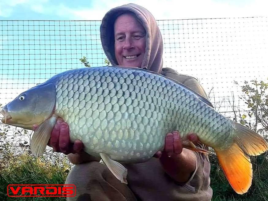 VardisTackle's tweet photo. Promo Team member Jason Hammond Just got back from a 3 night session on a local lake having landed 8 fish ranging from 10lb to 19.14lb

They were all caught using  Vardis fluorocarbon DRigs with Vardis D rig hooks and wafter hookbaits.

#VardisTackle #NoNonsense #DRigs https://t.co/MIBP5e0ZrD