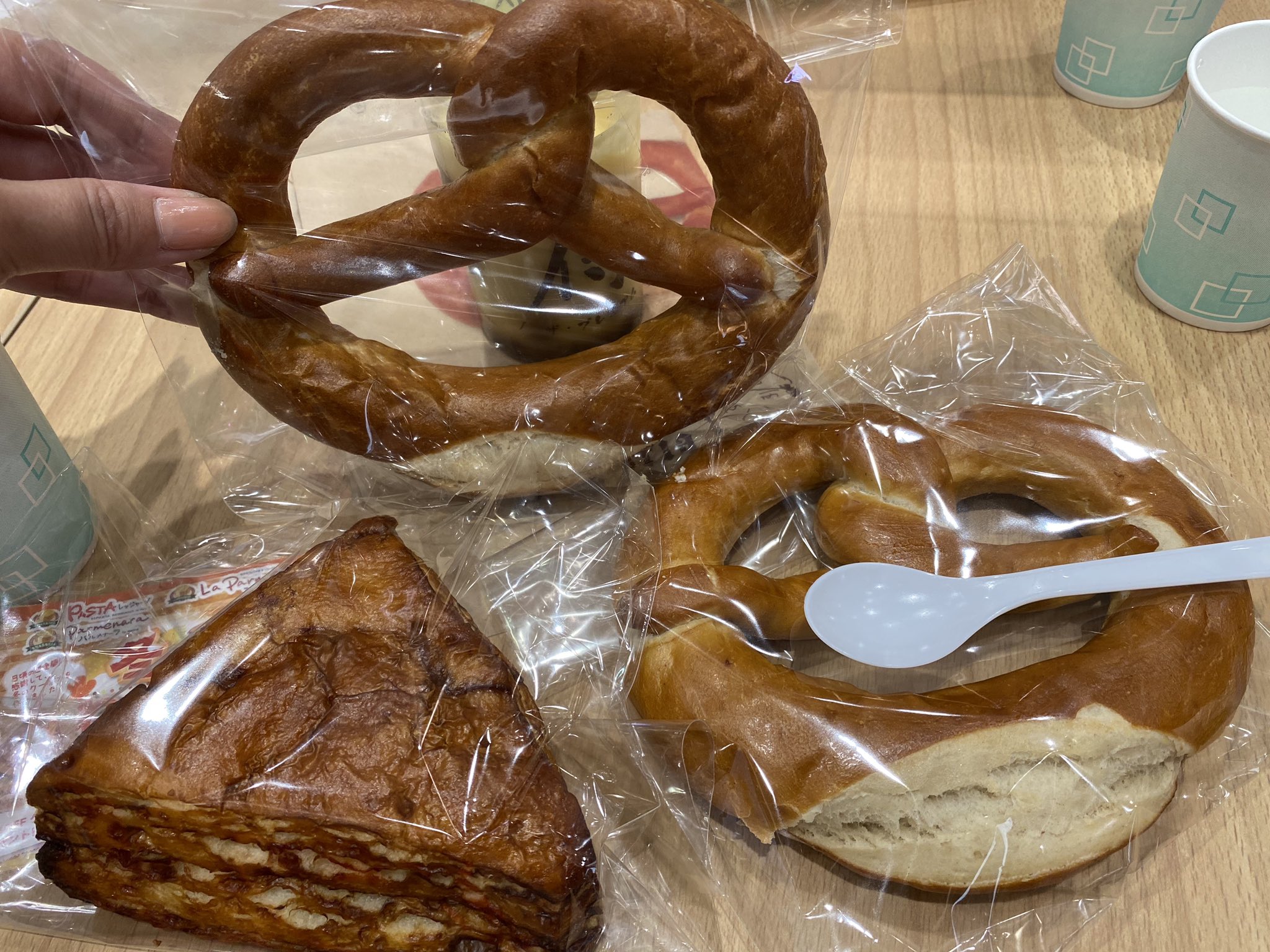 響 窓が熱い プレッツェルってお菓子は好きなんだけど パンは初めて食べたわけさ おっきい めちゃウマだった ブレッツェル って言うの初めて知った 遠征できないから他方面のお菓子見つけるとすぐ飛びついてしまう 三角のはブレッツェルの