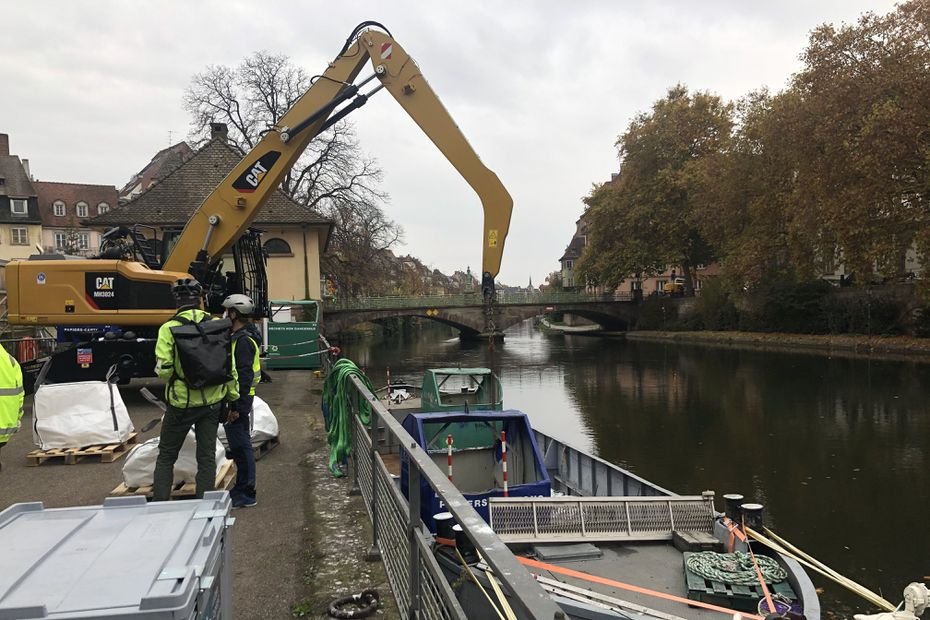 8/ Les vélos sont à assistance électrique, ils vont vite, sans trop d'effort, même chargés. Les remorques aussi peuvent bénéficier d’une assistance comme les transporteurs de palette. Et pas de dos cassé, c'est une machine qui charge les palettes  https://france3-regions.francetvinfo.fr/grand-est/bas-rhin/strasbourg-0/images-premiere-strasbourg-six-tonnes-paves-livrees-velo-cargo-1893908.html