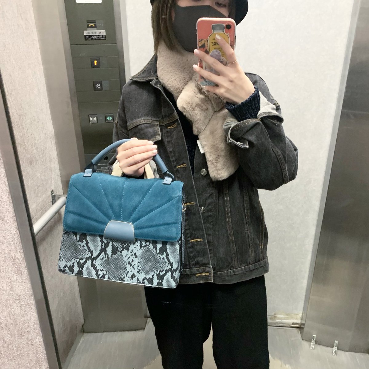 risa_design31's tweet image. ❄️💙
黒には合うな青パイソン。バケットハット被り過ぎる注意報。

#パイソン柄バッグ #冬仕様 #pythondesign #winteriscomingsoon #寒がり