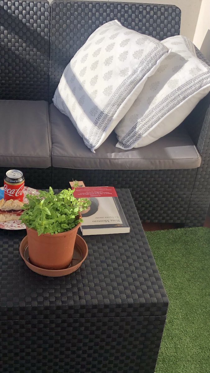 Qué buena suerte tuve ayer, con tiempo para leer el ultimo libro de <a href="/BrunaHusky/">Rosa Montero</a>, de una tacada, hace mucho que no me pasaba. Preciosas prosa y reflexiones, como siempre. Muchas gracias Rosa Montero, ‘para mí este libro es algo mío’. 🛋 🌹 📖  ⌛️ 🙏🏼