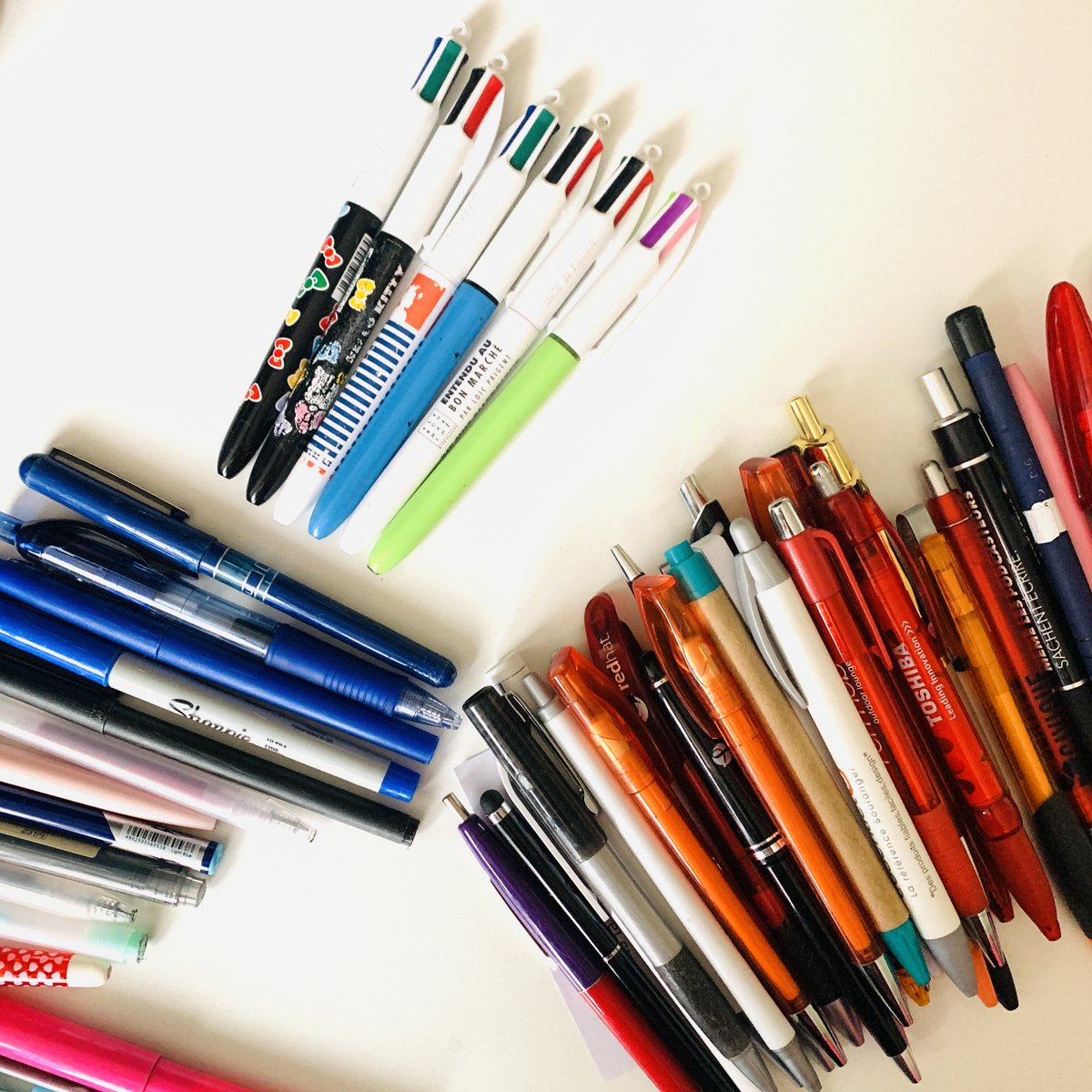 <a href="/AmourPapierPod/">Amour Papier</a> <a href="/da_mn/">Damien Aresta</a> Et bien dans ma "collection" de 🖊... Le BIC 4 couleurs 🥰 

Et je me lance dans le tri des outils d'écriture publicitaires pas fiables...😅 
Hâte au prochain épisode 😉 #StationeryAddict