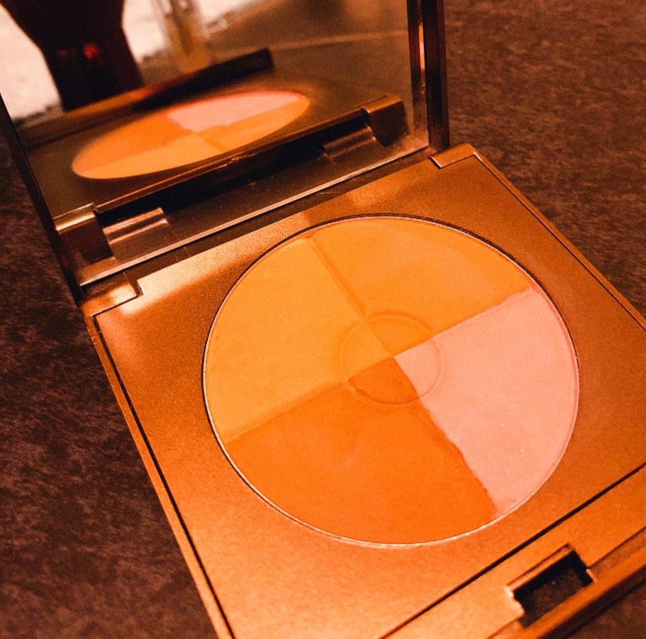 mslisaappleton's tweet photo. Wow #Appletons you should all try #jeromealexander this complete bronzing make-up set is beautiful it includes 4 coordinated caramelised matte shades that when blended together will match virtually every complexion, skin tone or season and will always give a natural radiant glow. https://t.co/YchtEGJBmI